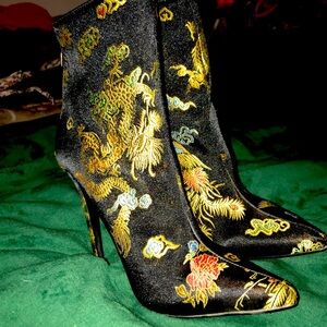 Beautiful pointy boots size 7-71/2! Worn once